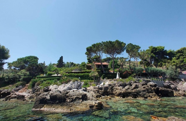 Beach house " Alle due Torri" overlooking the rock, between blue and green