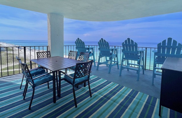 Beach Life Luxury! Condo/Lg Balcony/Gourmet Kitchen/Free Beach Service, Pool