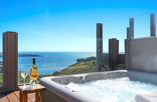 Beach Nest~Cozy Coastal Hideaway w/Views & Sauna! HotTub/PlTble/Pup/WiFi