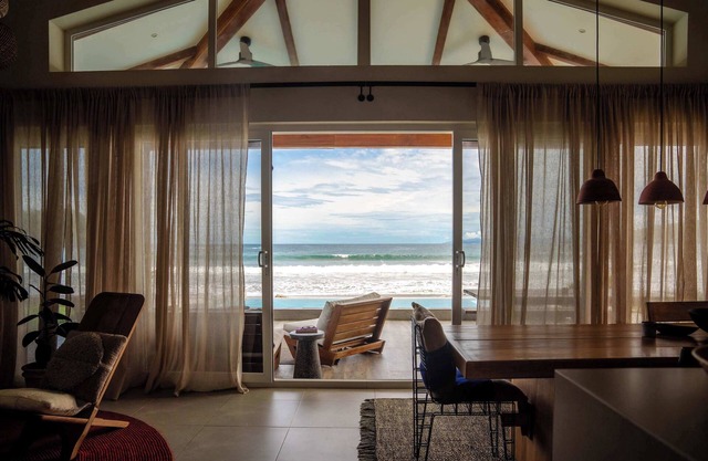 Beachfront Luxury and Pool 4BR Villa Linda