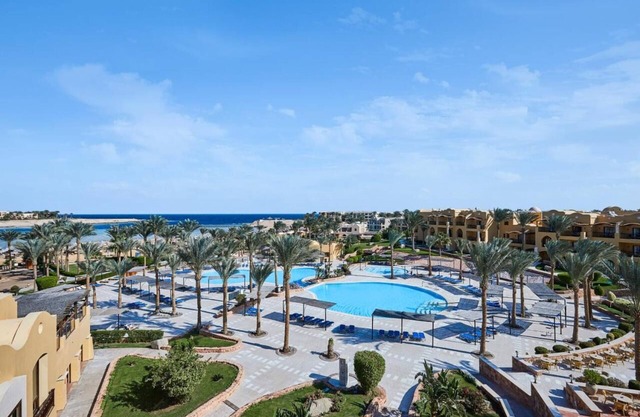 Beachfront Beauty l 4 Family Rooms, Pools, Dining Options & Kids’ Activities