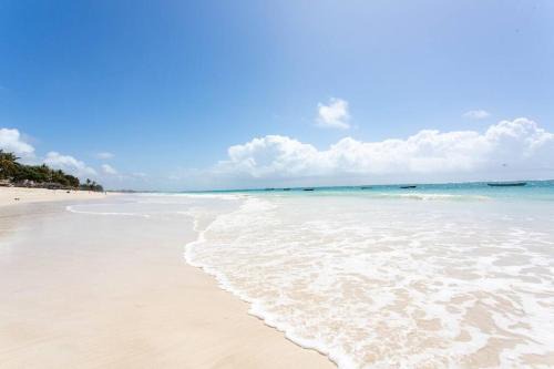 Beachfront Deluxe with AC, Wi-Fi, Pool, Ocean Views!