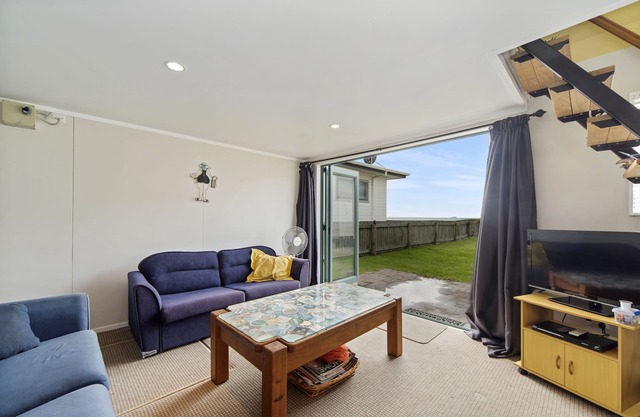 Beachfront Pukehina Apartment