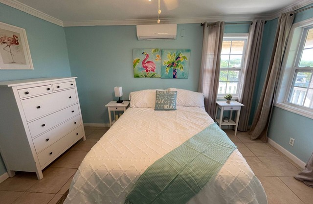 Beachy apartment a few minutes walk to multiple beaches, including Jolly Hall!