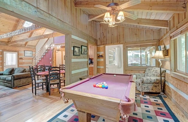 Bear Den- Mountain Log Cabin, Wood Fireplace, Pool Table, Gas Grill, Hiking Trails, Skiing, Zipli.