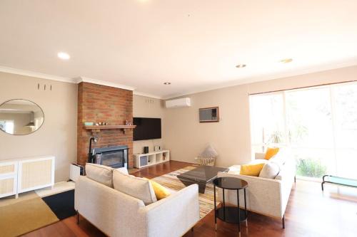 Beaumaris Lovely House - Bayside Holiday Rental - Entire 3 BR 1 Spa Bath 1 min to Golf Clubs