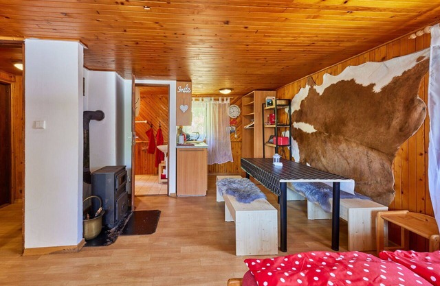 Beautiful private villa for 4 guests with WIFI, pool, TV, patio and pets allowed