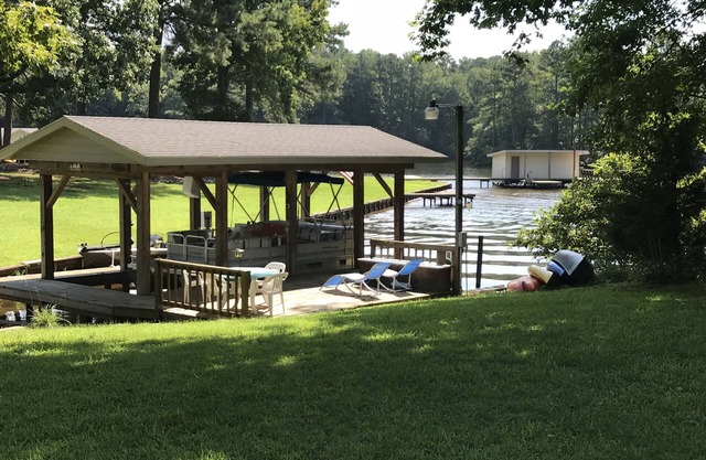 Beautiful 5 bedroom, 3.5 bath home on a quiet cove on Lake Gaston