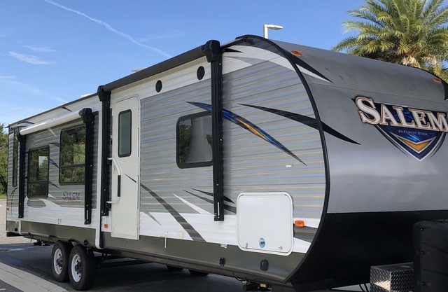 Beautiful and Clean 2019 Forest River Salem 27RE