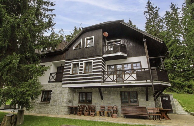 Beautiful apartment in villa for 19 guests with WIFI, TV and balcony