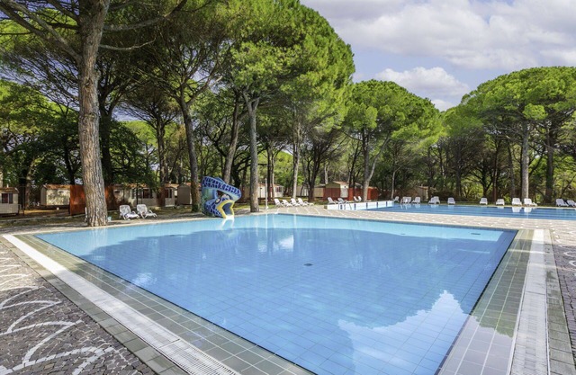 Beautiful apartment in villa for 6 people with WIFI, pool, A/C, terrace and pets allowed