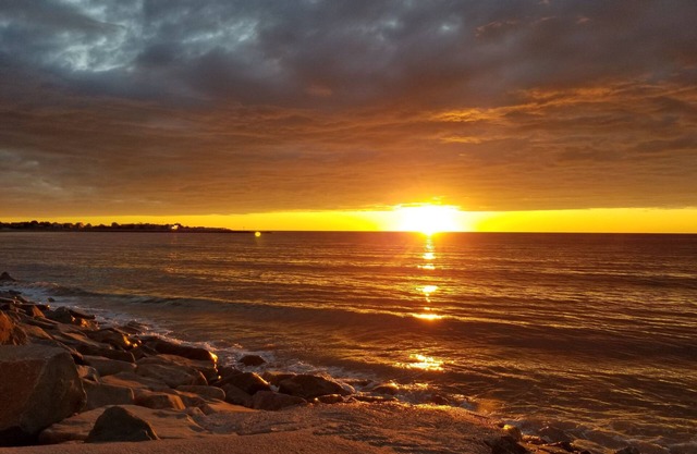 Beautiful Beach House, Green Harbor Marshfield! Steps to beach, dead end street!