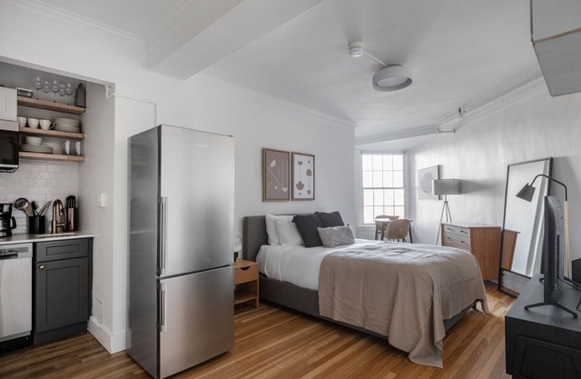 Beautiful Brookline Studio w/Gym, steps to Green Line, by Blueground