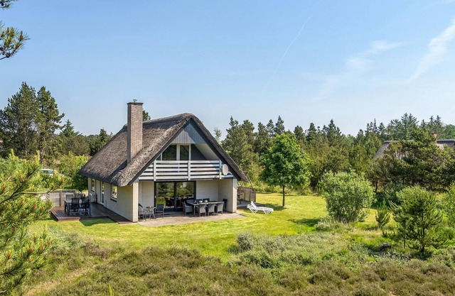 Beautiful cottage with room for 10 people and 1 child under four years.