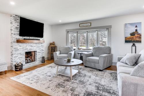 Beautiful Eliot Retreat with Fire Pit and Game Room!