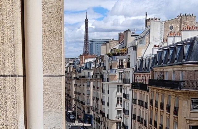 Beautiful Haussmannian apartment in the 16th arrondissement. Quiet building.