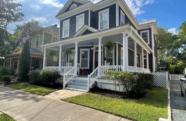 Beautiful home in downtown historic core just 2 blocks from Cape Fear river!