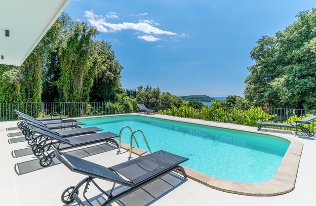 Beautiful home in Molunat with kitchen