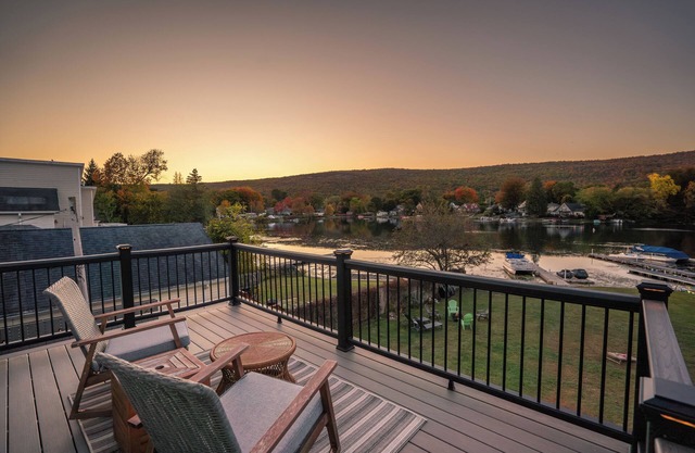 Beautiful lakefront getaway with hot tub!