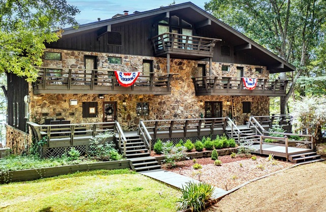 Beautiful Lakefront Lodge. Tannenbaum Lodge - family or business destination.