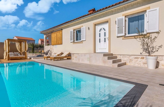 Beautiful private villa for 7 guests with private pool, A/C, WIFI, TV, terrace and pets allowed