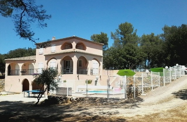 Beautiful Provencal house with swimming pool, in the heart of an oak grove 7 km/village