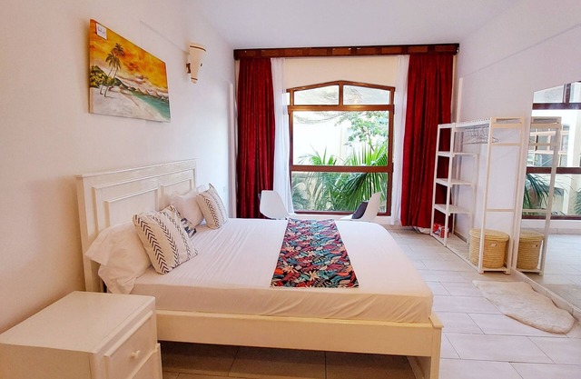 Beautiful studio apartment on a beach front property and has 2 pools.