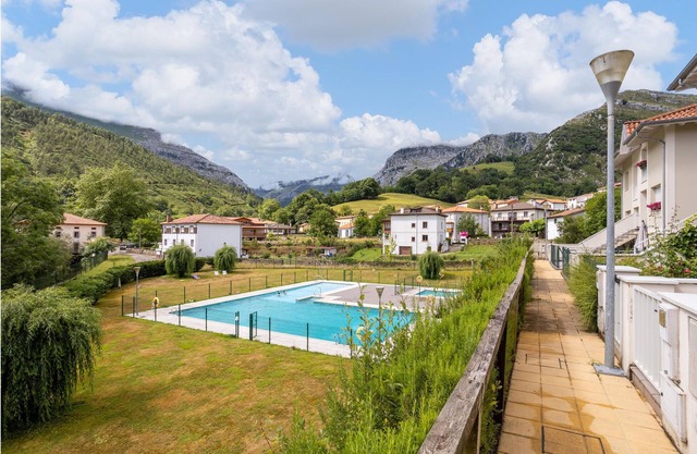 Beautiful townhouse with community pool for nature lovers.