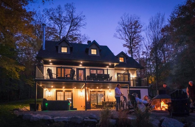 Beautiful waterfront cottage with spa and private beach (Lac de l'Achigan)