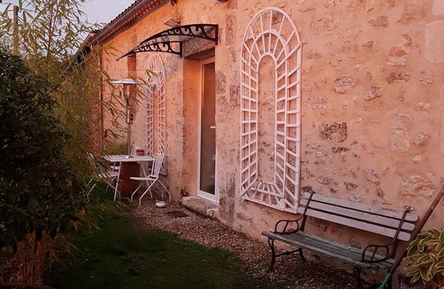Bed and Breakfast near Saint-Emilion Cozy Suite Apartment.