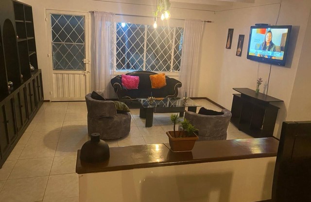 ¡bienvenido a Nuestra Acogedora Casa Dorada!