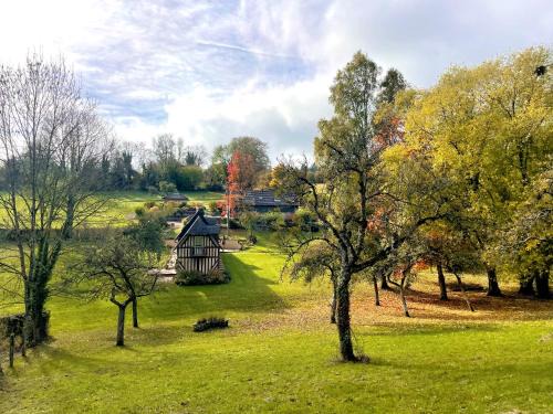 Bienvenue au Hameau des Pré-Verts, un écrin de tranquillité au cœur du Pays d'Auge, en Normandie