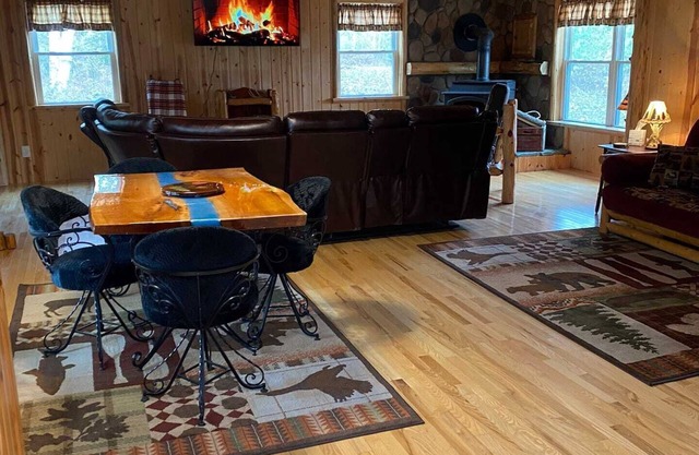 Big Buck Lodge 🦌- Insta-worthy, 360 Scenic Views & Pet Friendly 🐾!