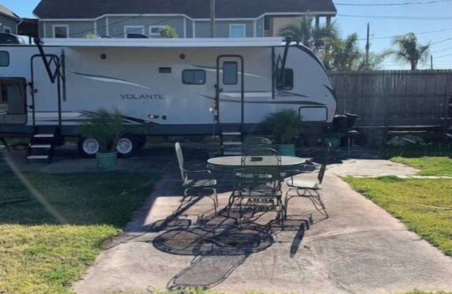 “Big Shirley” in Sunny San Leon