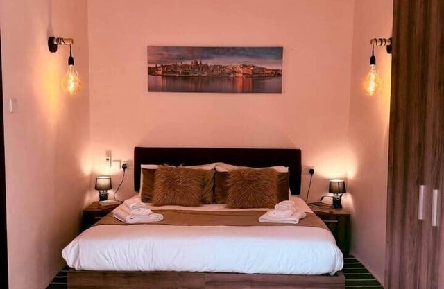 Birgu Square Charm-King Bed 180c