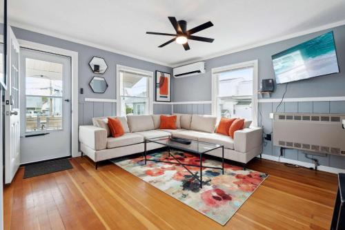 Blinkin Beach House Newly Renovated Steps to Beach