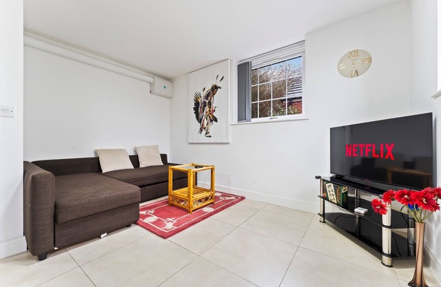 Bloom Court -Sleeps 4 -Free Parking with Workstation & High-Speed WiFi