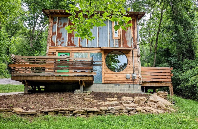 Bluegrass Highway ~ Creek & River Nearby ~ 8 Miles to Downtown