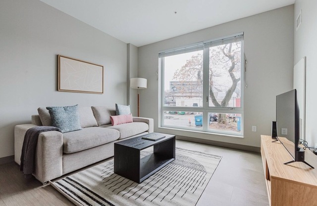 Blueground | Jamaica Plain, AC, gym, nr pond