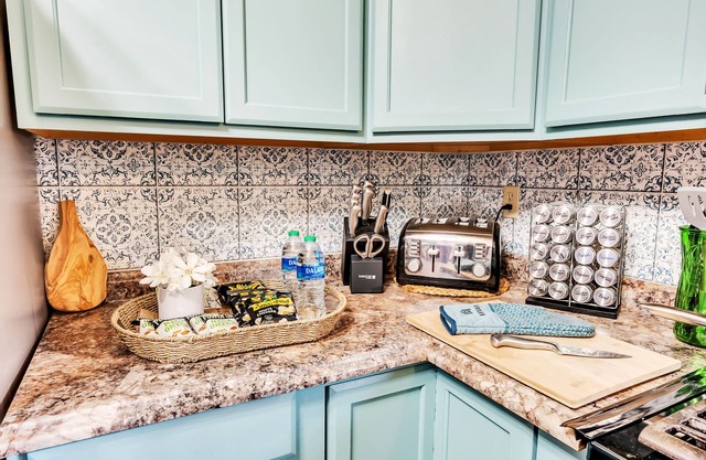 Boho Design Couples Retreat, office & full kitchen