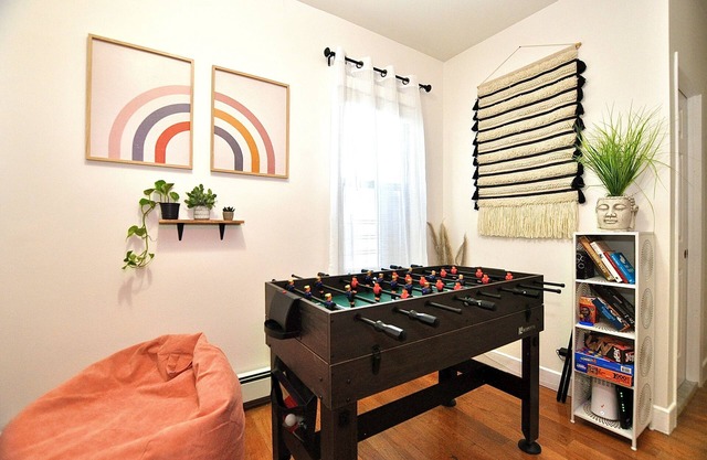 BohoChic Apt w Gameroom and Parking 25m to Penn Station/MSG/Walk to Bell Blvd