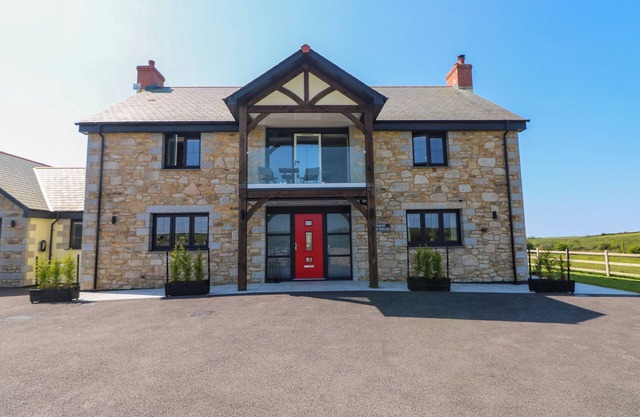 BOQUIO FARMHOUSE, pet friendly, luxury holiday cottage in Helston