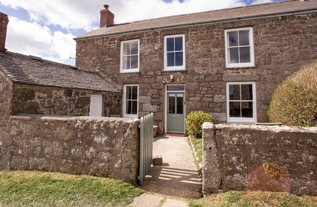 BOSISTOW FARMHOUSE, pet friendly, with open fire in Porthgwarra