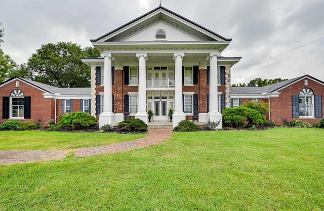 Bowling Green House with Shared Pool!