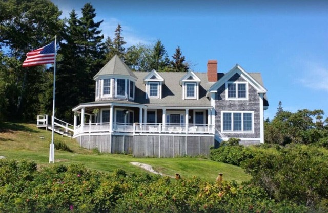 Bowsprit Point on Crockett`s Cove