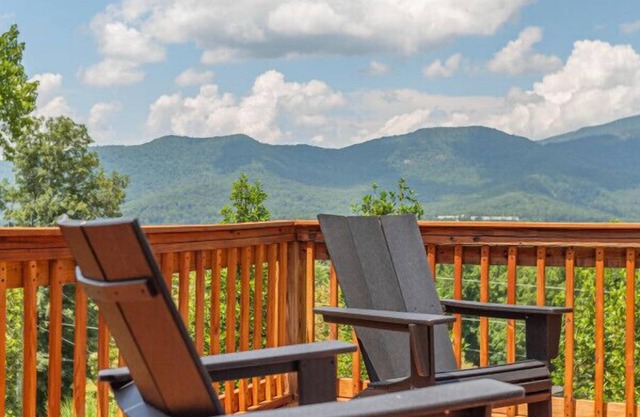 Bowtie Mountain View Home~ Asheville * Hot tub * Black Mountain