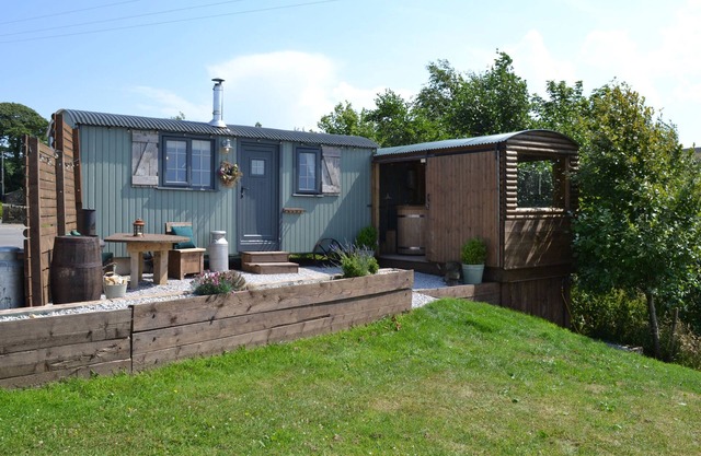 BRACKEN HUT AT COPY HOUSE HIDEAWAY, pet friendly in Earby