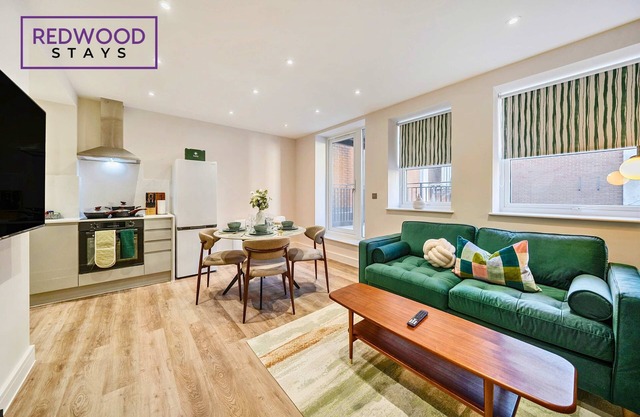 Brand New, Town Center, FREE FAST WiFi, Balcony by Redwood Stays