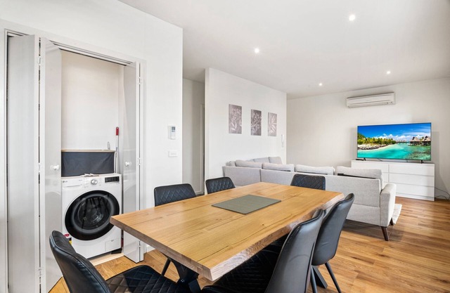 Bright 2-Bed Flat with Balcony in Kensington