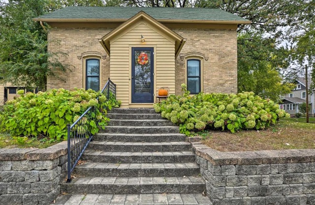 Bright Clear Lake Getaway, 4 Blocks to Downtown!